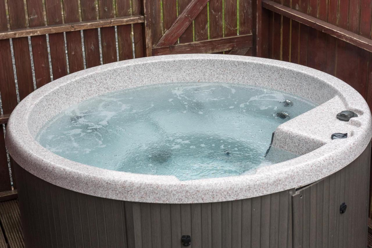 Conifer Lodge 25 With Hot Tub Newton Stewart Minnigaff Экстерьер фото